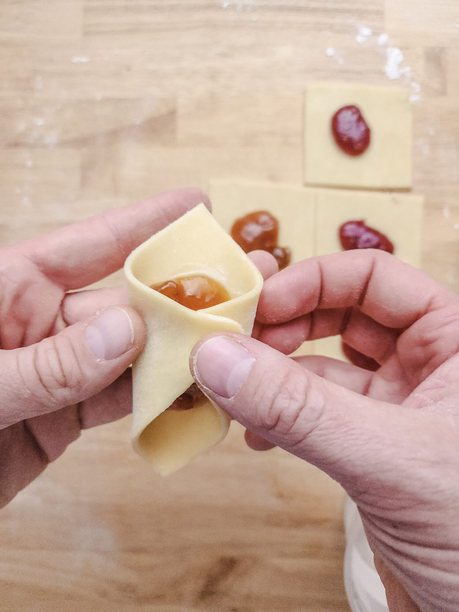 Shaping kolaczki cookies