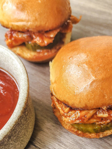 Barbecue chicken sliders